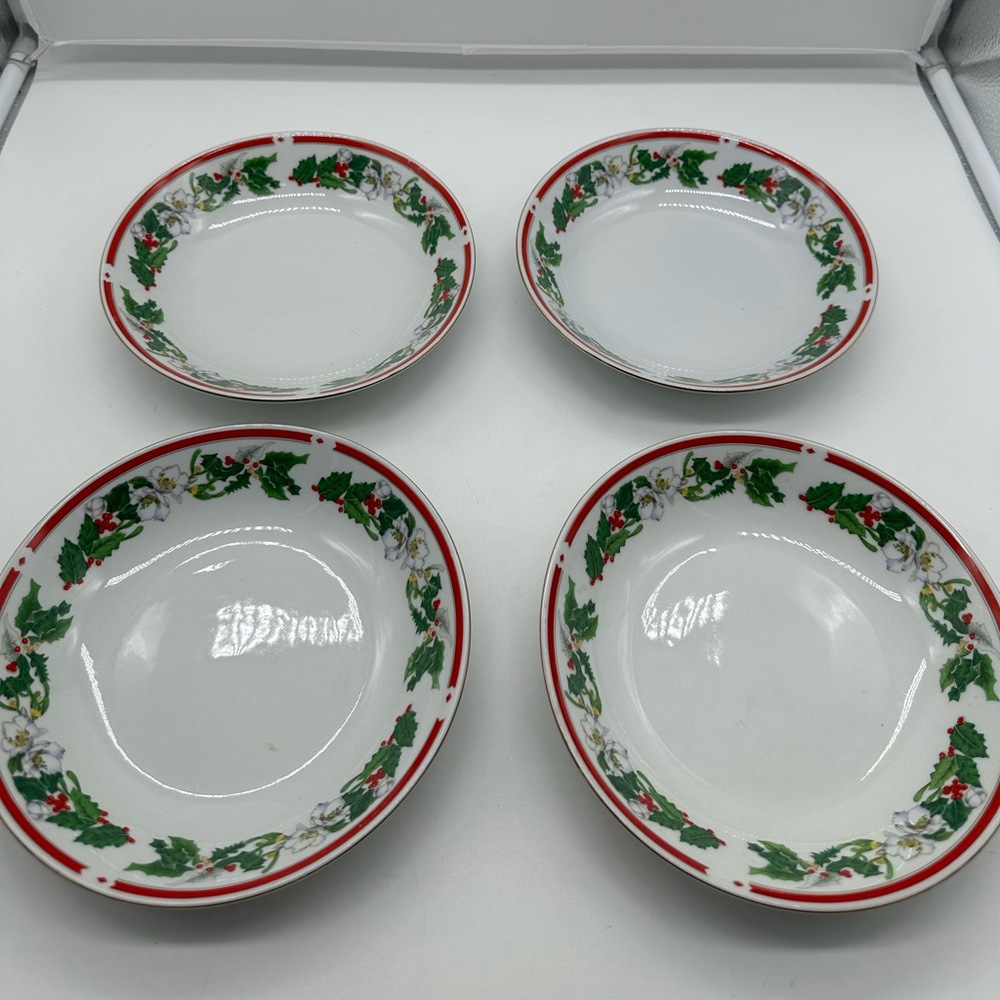 Lynn's China St Saint Maria 4 Dinner Plate Plates Christmas Holiday Berries